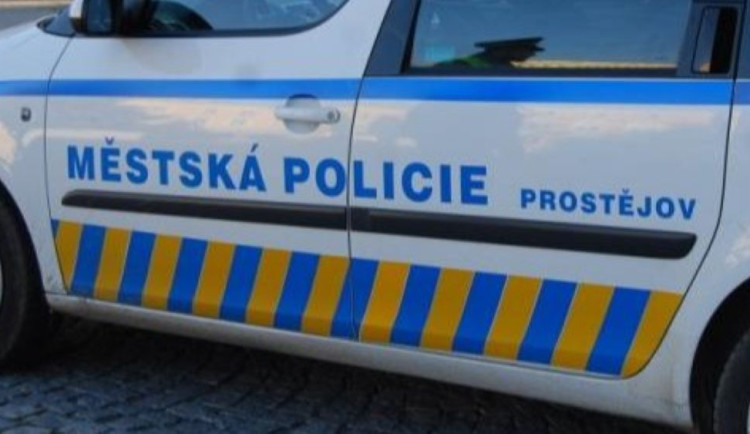 Strážníci zachránili bezdomovce. Ležel v bezvědomí v Prostějově na ulici a nedýchal