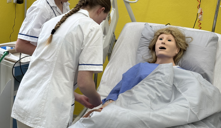 Budoucí zdravotníci si v Budějovicích nově vyzkouší infarkty i nehody nanečisto