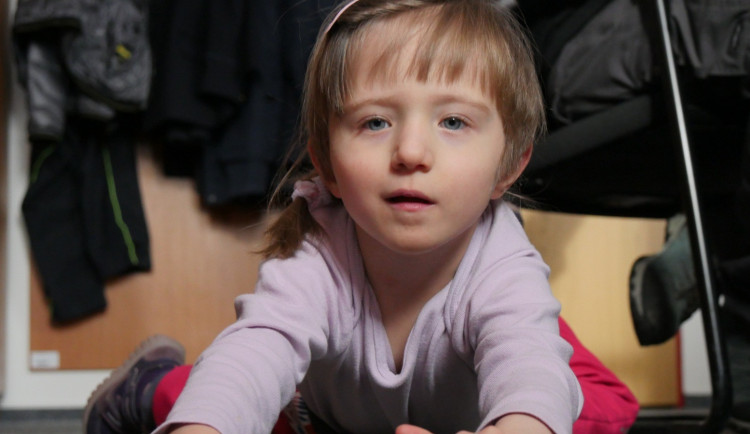 Pomoc pro čtyřletou těžce nemocnou Terezku z Jesenicka. Hasiči jí věnovali rekordní výtěžek z prodeje punče