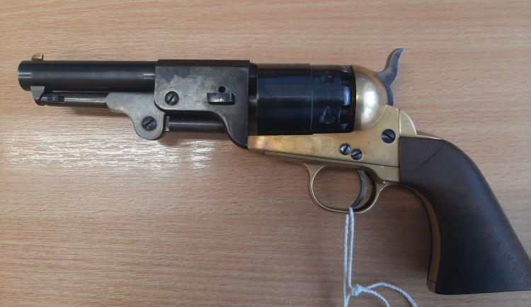 Perkusní revolver, jednoranová puška. V Moravskoslezském kraji začala zbraňové amnestie