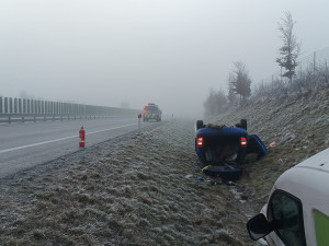 Silnice u Velké Polomi je kvůli většímu počtu nehod uzavřená. Na cestách je námraza