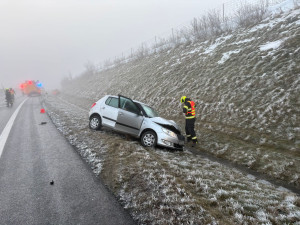 Silnice u Velké Polomi je kvůli většímu počtu nehod uzavřená. Na cestách je námraza
