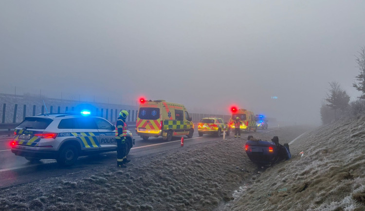 Silnice u Velké Polomi je kvůli většímu počtu nehod uzavřená. Na cestách je námraza