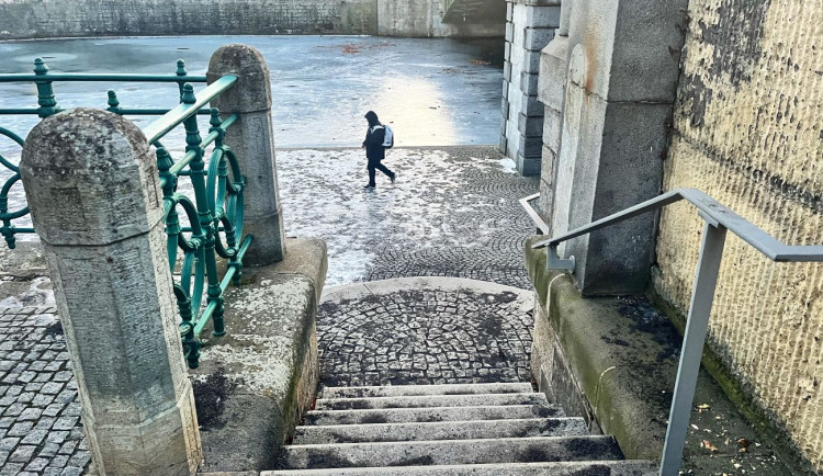 Led se na Hradecku mění v nebezpečnou past, hasiči varují před oblevou