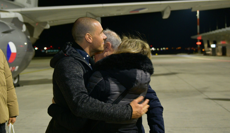 Armádní speciál přivezl z Venezuely vězněného Břeclavana Jana Darmovzala