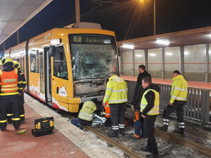 V Ostravě se srazily tramvaje, řidičku museli vyprostit hasiči. Zraněný je i jeden cestující