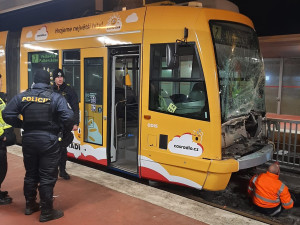 V Ostravě se srazily tramvaje, řidičku museli vyprostit hasiči. Zraněný je i jeden cestující