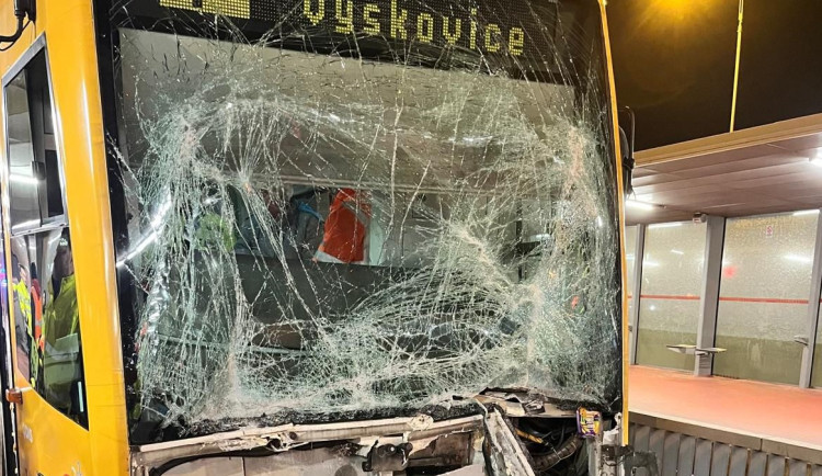 V Ostravě se srazily tramvaje, řidičku museli vyprostit hasiči. Zraněný je i jeden cestující