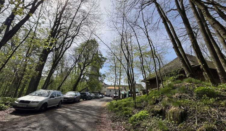 Hrad Roštejn čeká nové parkoviště, kraj plánuje i nové hygienické zázemí pro turisty