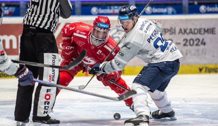 Hokejisté Plzně a Třince si opět rozdělili body, druhé místo uhájili Indiáni.