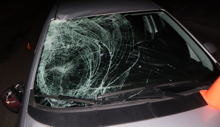 Seniora na elektrokole srazil u Blatce dvacetiletý řidič. Ve tmě jel příliš rychle