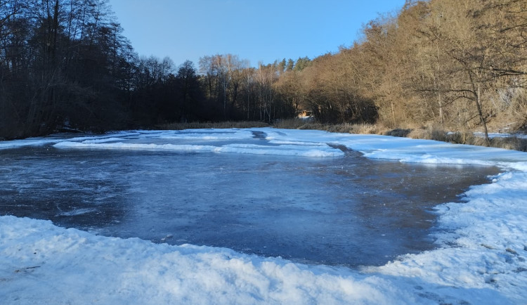 Silný led v Brně láká k zimním radovánkám, strážníci místy naměřili přes 20 centimetrů