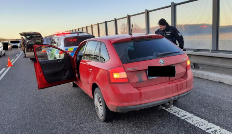 Zloděj ukradl v Liberci nastartované auto, neodradilo ho ani dítě na zadní sedačce