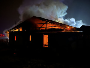 VIDEO: Na Karvinsku hořela bývalá tržnice. Požár zaměstnal osm jednotek hasičů