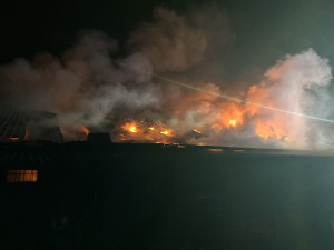 VIDEO: Na Karvinsku hořela bývalá tržnice. Požár zaměstnal osm jednotek hasičů