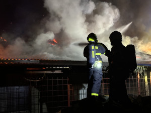 VIDEO: Na Karvinsku hořela bývalá tržnice. Požár zaměstnal osm jednotek hasičů