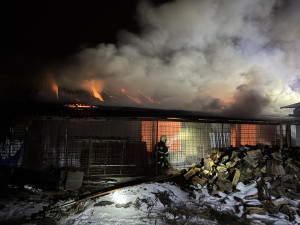 VIDEO: Na Karvinsku hořela bývalá tržnice. Požár zaměstnal osm jednotek hasičů