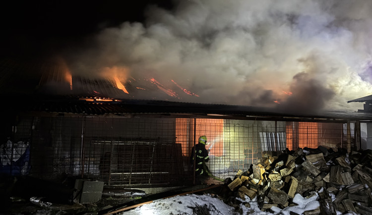 Na Karvinsku hořela bývalá tržnice. Požár zaměstnal osm jednotek hasičů