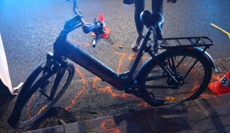 Seniorka na elektrokole zemřela při nehodě. V České Vsi ji srazilo auto, nedala přednost