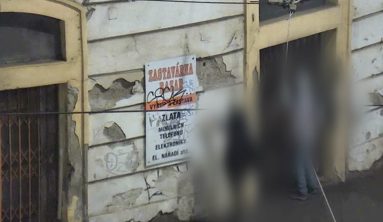 VIDEO: Opilí sprejeři řádili v centru v Brna, namalovali i hákový kříž