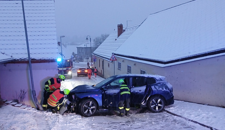 Sníh ochromil silnice i dálnici D5. Hasiči se záchranáři vyjíždí k řadě nehod