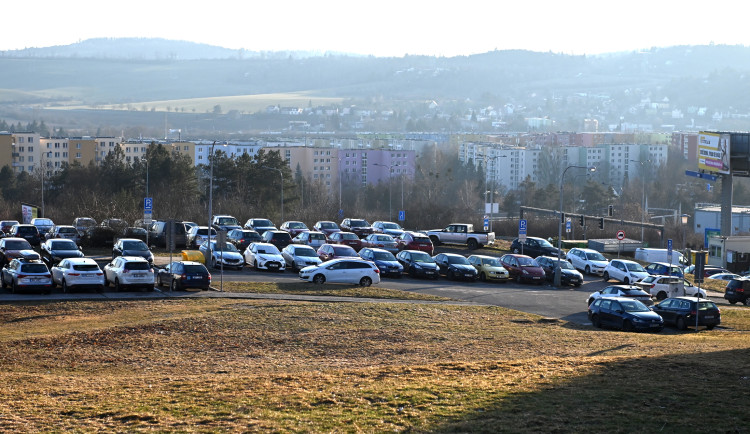 Řidičům v Novém Lískovci se má ulevit. Vyroste tam parkovací dům