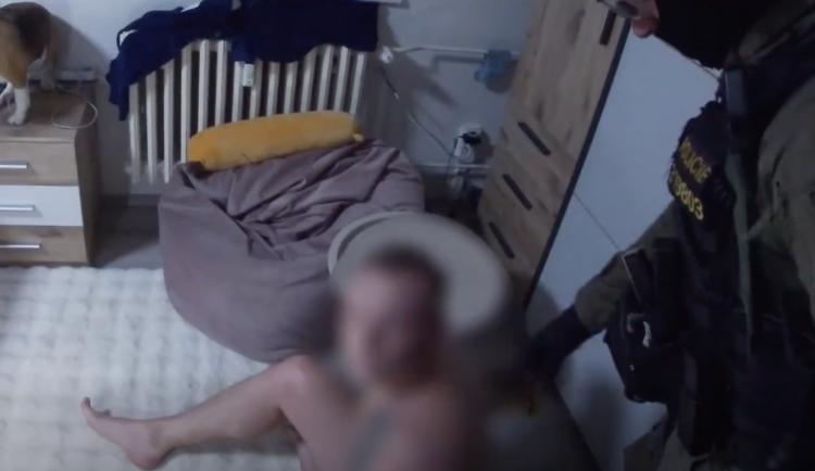 Vyražené dveře, namířené zbraně. Policisté zveřejnili video ze zásahu v kauze černošického úřadu