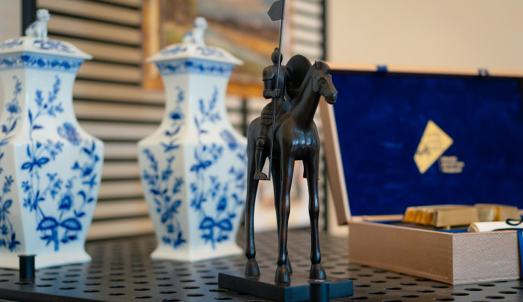 FOTO: Poklady z celého světa. Podívejte se, jaké dary dostal prezident a jeho manželka