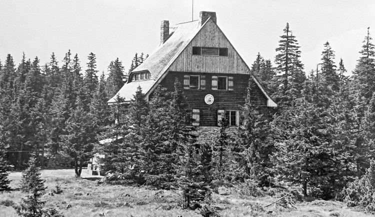 Legendární Juránkova chata na Šumavě dvakrát vyhořela. Zbořili ji až komunisté