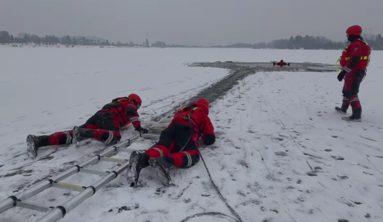 VIDEO: Propadli se pod led. Policisté trénovali záchranu v extrémních podmínkách