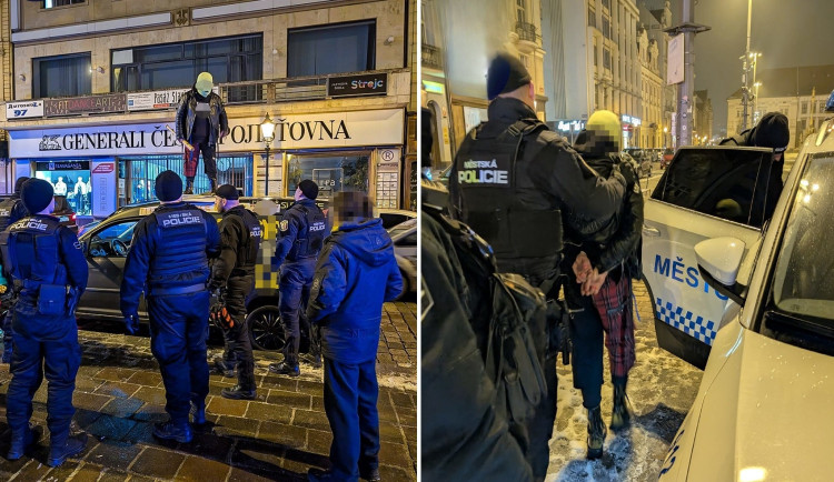 Zakuklený potížista s baseballovou pálkou tančil na autě a hlasitou hudbou rušil noční klid