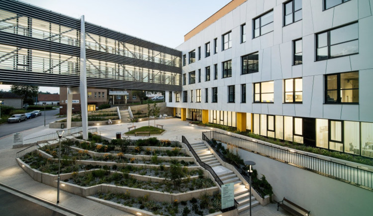 Krize v pelhřimovské nemocnici. Jedenáct lékařů z interny dnes podalo výpověď