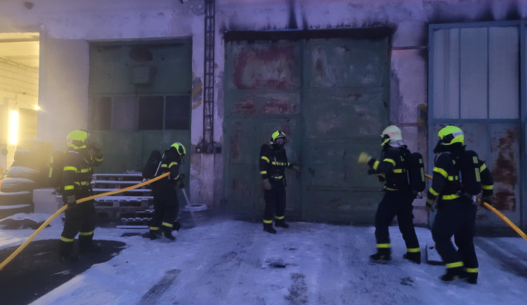 Požár dílny a autobusu v Bruntále zaměstnal tři jednotky hasičů.