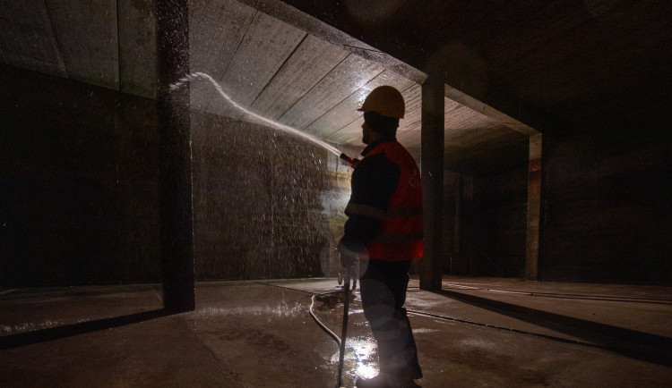 VIDEO: Do útrob vodojemů. Vodohospodáři čistí zásobárny pitné vody pro celé Budějce