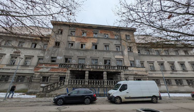 Opozice žádá odchod šéfa kontrolního výboru kvůli opravě lázní za tři miliardy