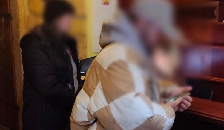 Noc strávenou v hotelu v Lípě nezaplatili a utekli. Dvojku z Mimoně našli strážníci