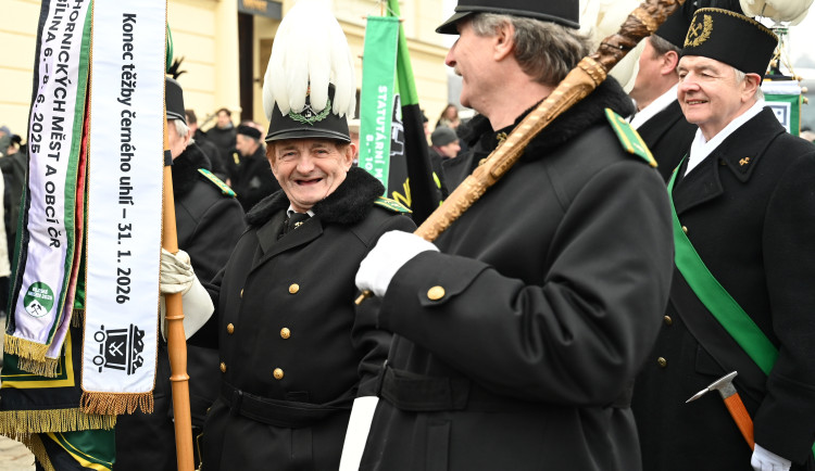 FOTO: Hornický průvod a Zdař Bůh. Uhlí na Ostravsku definitivně končí
