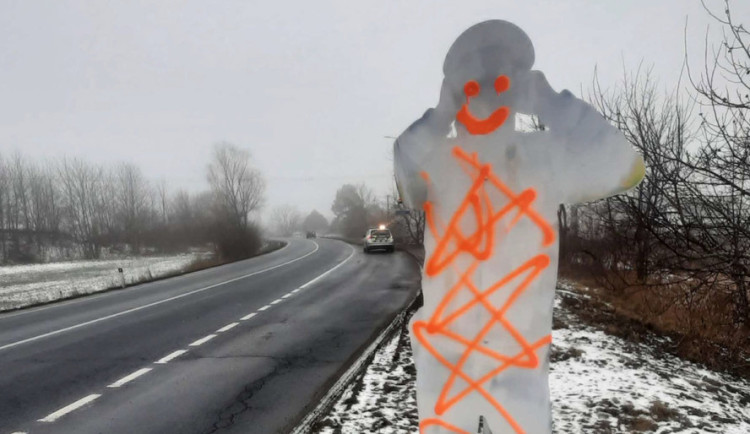 Obec na Olomoucku už podruhé přišla o maketu policisty. Tentokrát ji zničil sprejer