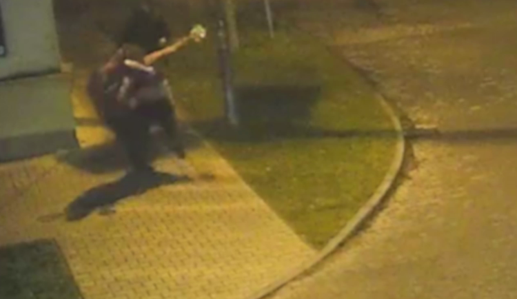 VIDEO: Muž dostal při hádce půllitrem do hlavy a musel nemocnice. Policie hledá svědka