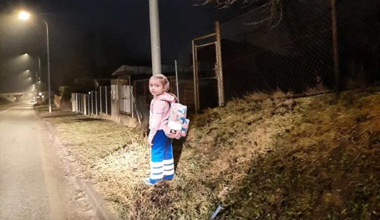 U silnice dítě stálo. Řidiče v noci překvapila figurína, zalarmoval policisty