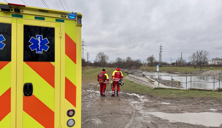 Mladý muž skončil v kritickém stavu po pádu do řeky