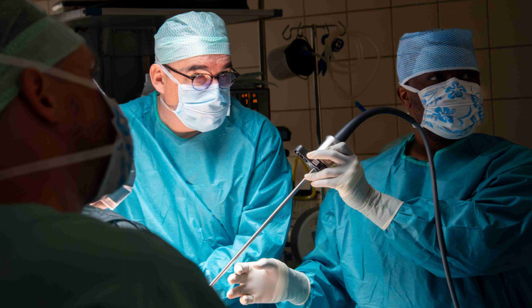 S operací srdce pomáhá v Olomouci robot. Nová technologie zachránila desítky lidí