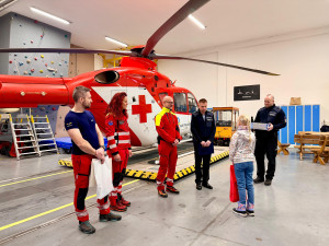 Osmiletá dívka vylezla z havarovaného auta a přivolala pomoc babičce. Nyní se setkala se záchranáři