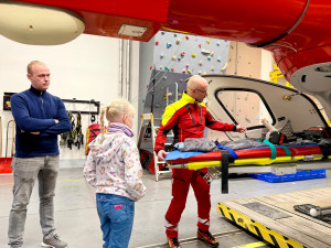 Osmiletá dívka vylezla z havarovaného auta a přivolala pomoc babičce. Nyní se setkala se záchranáři