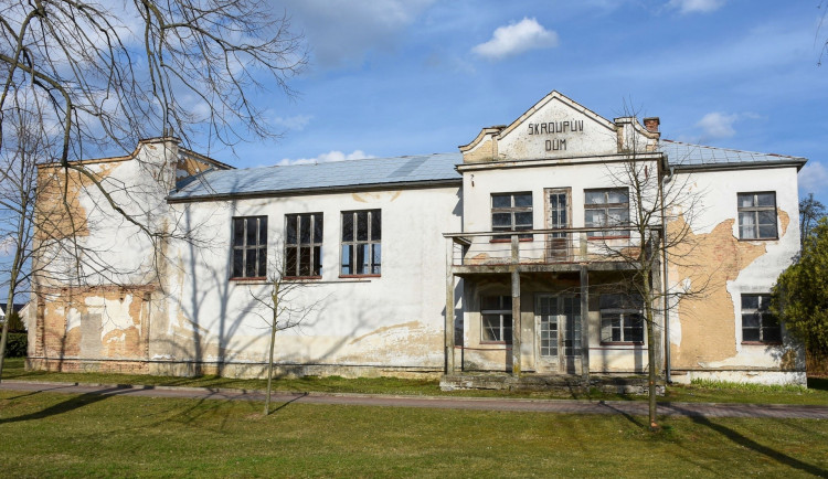 Demoliční četa naběhne do Osic a srovná chátrající Škroupův dům se zemí