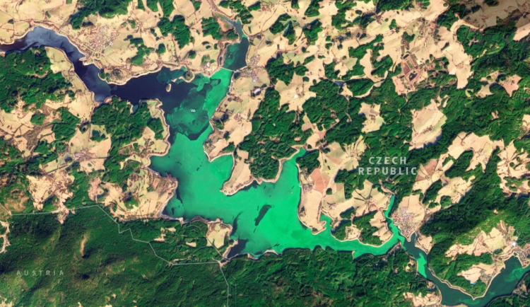 Zelený led na Lipně byl vidět i z vesmíru. Unikátní úkaz potvrdily satelity Copernicus