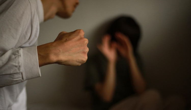 Peklo za zavřenými dveřmi: Na Náchodsku skončil ve vazbě muž, který brutálně týral partnerku