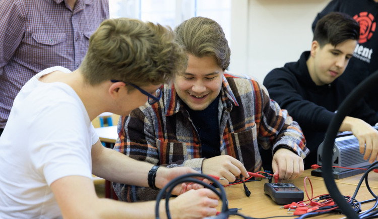 Školám chybí učitelé chemie, fyziky i matematiky. Zájem o učitelství těchto předmětů klesá