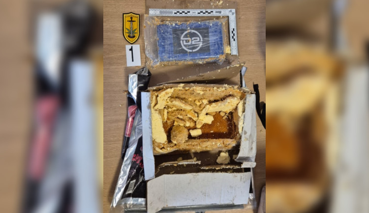 VIDEO: Gang pašoval do Prahy kokain v dortech. Dali si práci i se zdobením šlehačkou