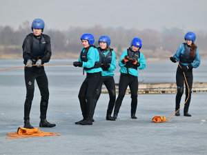 Poprvé oblékli neopren a vrhli se do ledové vody, středoškoláci se učili záchranu tonoucího